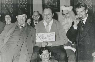 876480 Afbeelding van enkele, soms verklede stamgasten van café Dikke Dries (Waterstraat 32) in Wijk C te Utrecht, ...